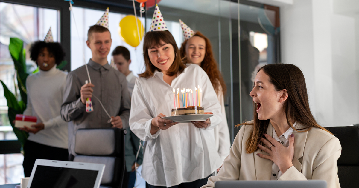 Featured image for 120 messages pour célébrer un anniversaire de travail : vœux pour les employés et les équipes